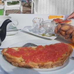 Grupo ded personas comiendo en cafetería